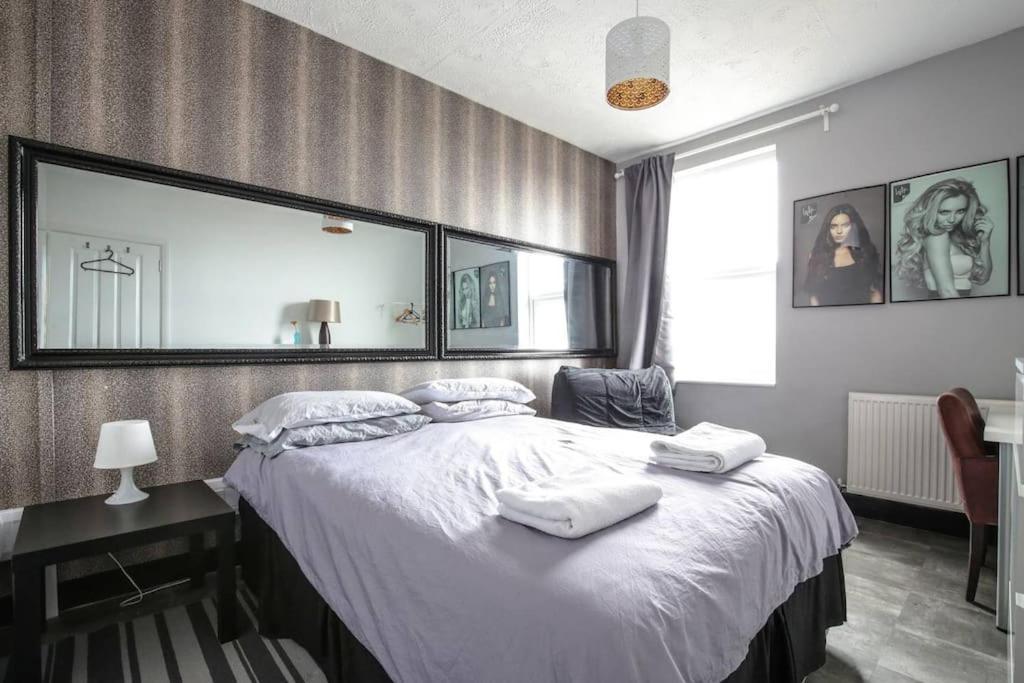 Large Modern With Garden Sleeps 10 Guests Appartement Londres