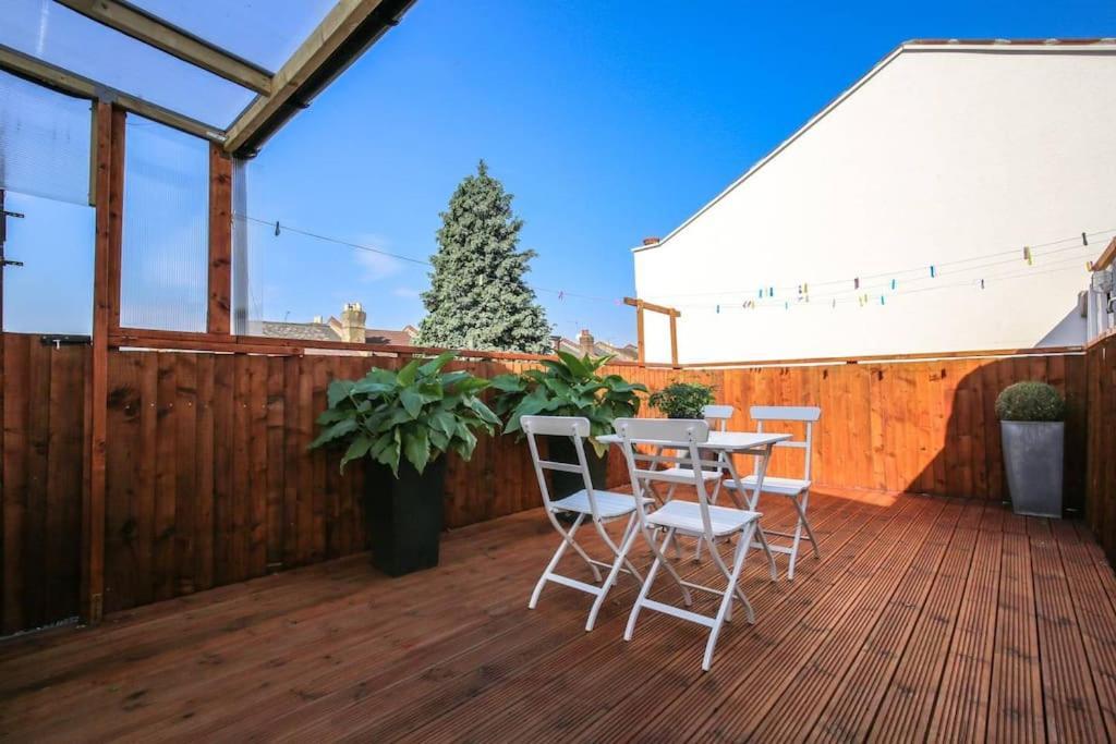 Large Modern With Garden Sleeps 10 Guests Londen